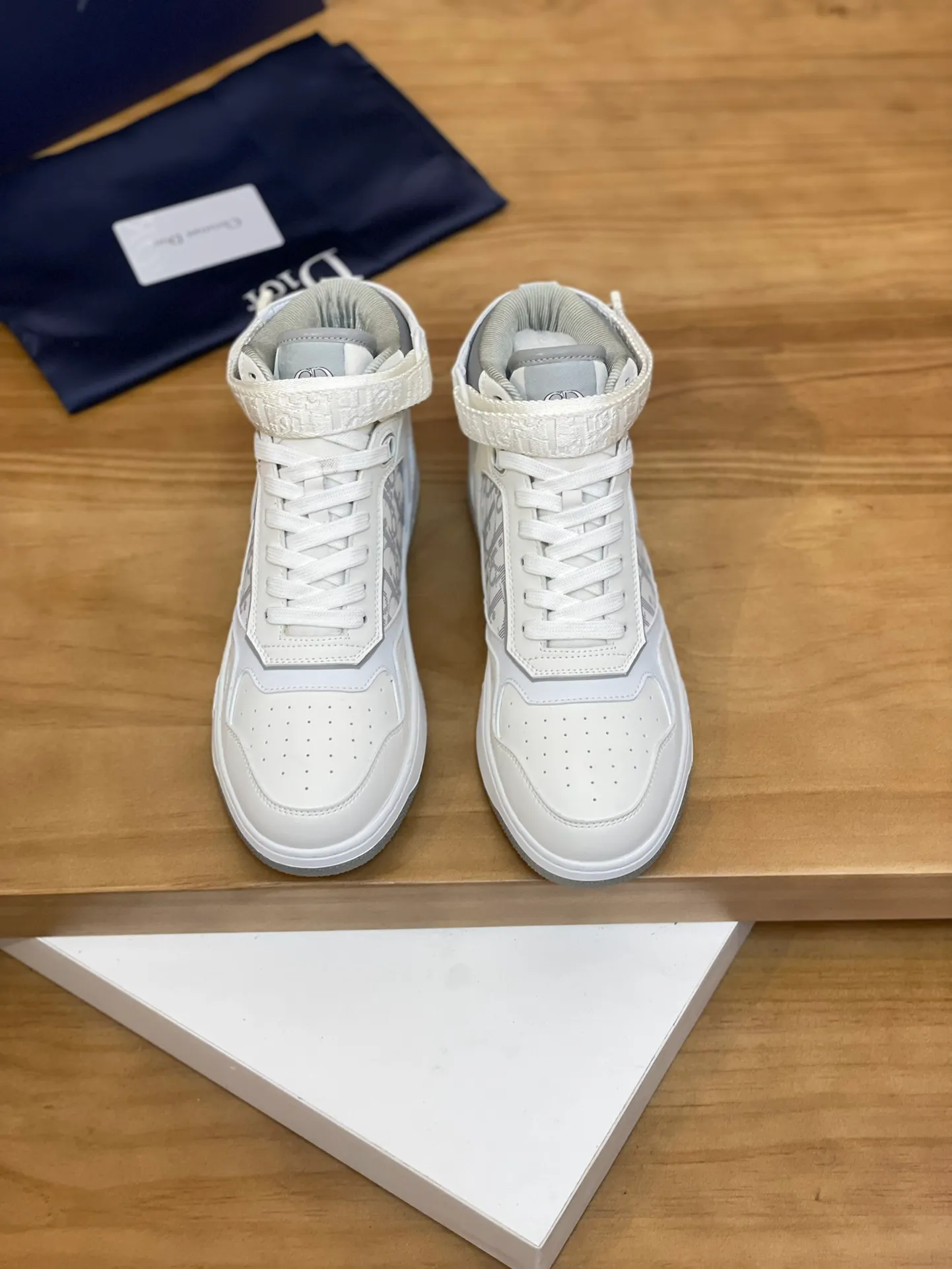 Men's shoes: 💰P460¥ Product trademark: Dior* "Dior*" high-top casual shoes Regular size: 38-44 (can be customized to 45.46) Product materials: Upper imported cowhide stitched with original fabric, breathable lining, original outsole. Number: 1006